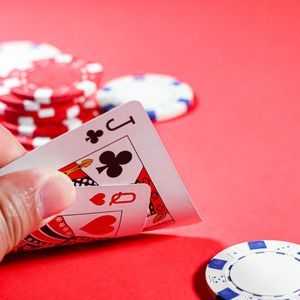 Hole carding strategy in blackjack