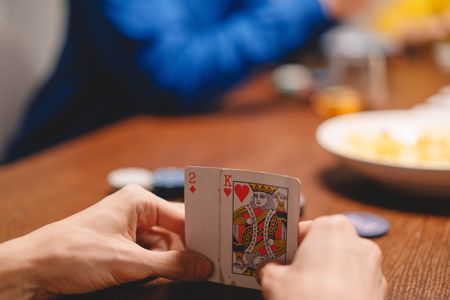 How to play the bluff card game