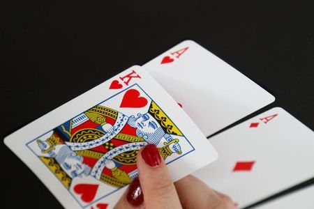 How to use dark bet in poker