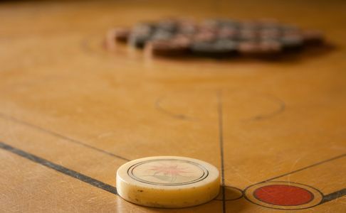 How to play carrom board game