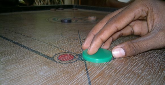 How to play the carrom board