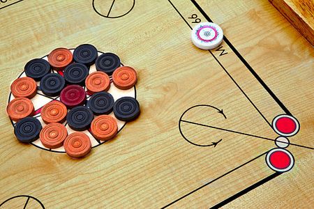 thumbing in carrom